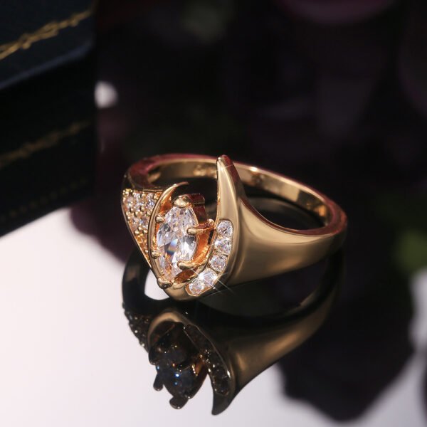 Beautiful Marquise Diamond Ring - Image 5