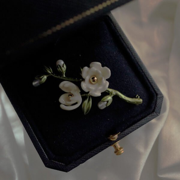 Annie Flower You Are My Heroine, Retro Art And Elegant White Magnolia Brooch Accessories - Image 4