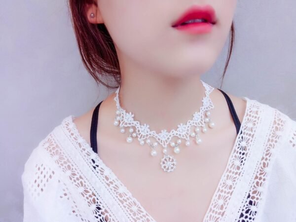 Women's white lace gemstone necklace - Image 4