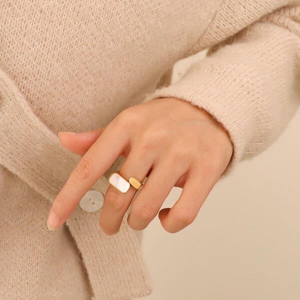Vintage Fashion White Seashell Ring - Image 2