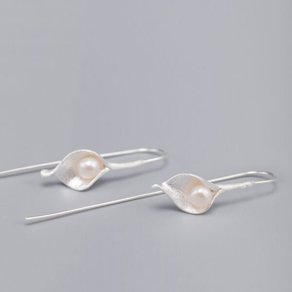 S925 Silver Pearl Ancient Style Lady Style Flower Earrings - Image 5