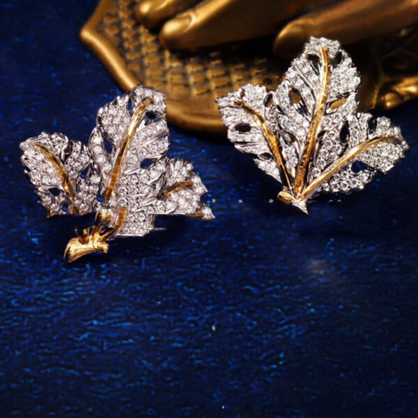 Retro Style 18K Gold Diamond Double Flower And Leaf Brushed Carving Gold Ear-ring Clip - Image 2