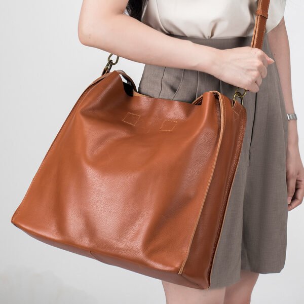 Retro Large Capacity Women's Shoulder Crossbody Bag - Image 2